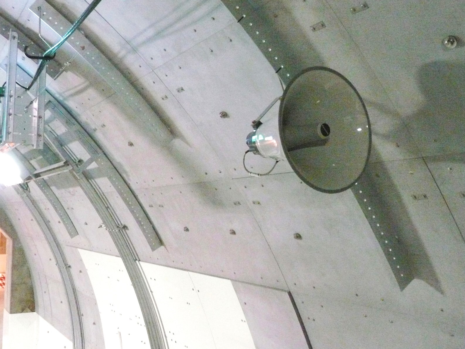 Figure 1 : Haut-parleur installé dans le tunnel de Yamate (Japon)